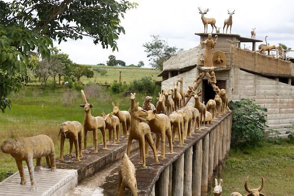 Parque de esculturas esquecido em Goiás tem arca de Noé e castelos