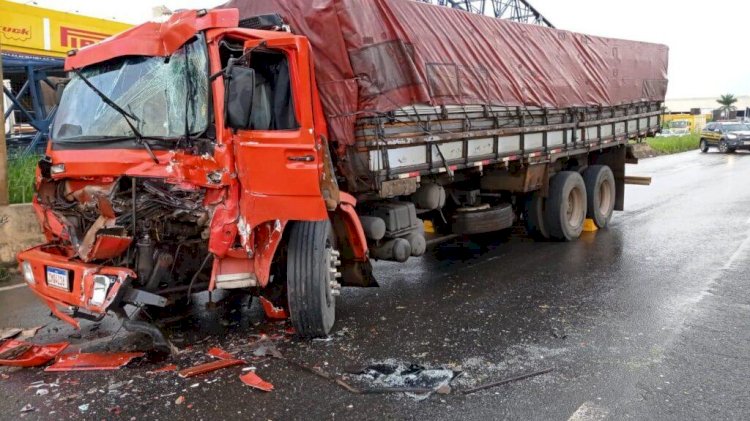 Em Goiás: Motorista dorme no volante e bate na traseira de caminhão na BR-153