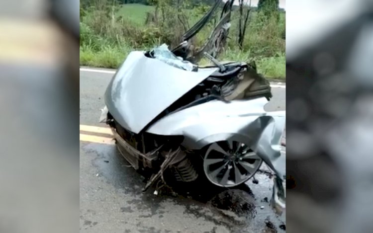 Carro se parte ao meio após bater contra árvore na GO-154, em Itapaci