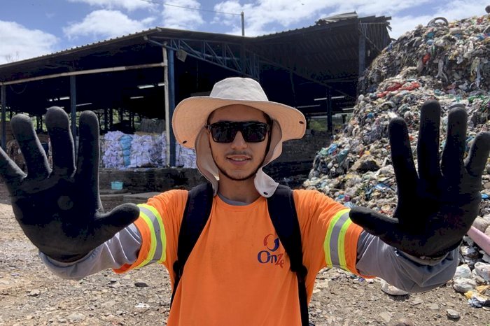 Reciclador encontra e devolve a comerciante R$ 4 mil jogados por engano no lixo: ''Honestidade aprendi com minha família''