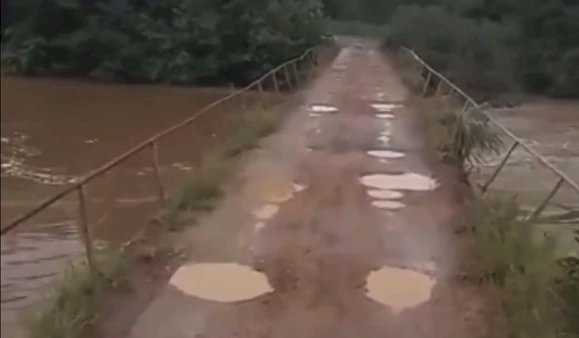 Cheia inunda Rio das Almas e água está próxima de atingir Ponte de Monte Castelo