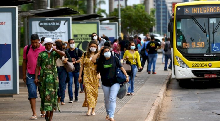 Média móvel de casos de Covid-19 passa de 150 mil e país tem novo recorde