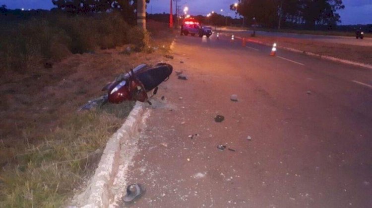 Em Goiás: Mulher morre após moto em que estava bater contra meio-fio