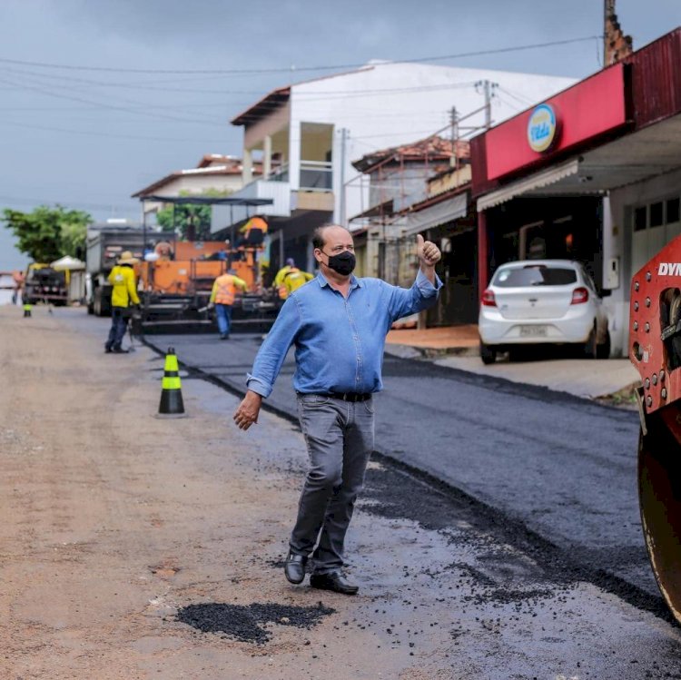 Prefeito Edmario faz vistoria em serviço de recapeamento asfáltico que está sendo feito na Avenida Adalto Lima Ascier