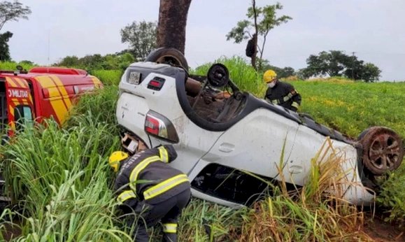 Bombeiros resgatam condutor de veículo após colisão BR-153 em Jaraguá