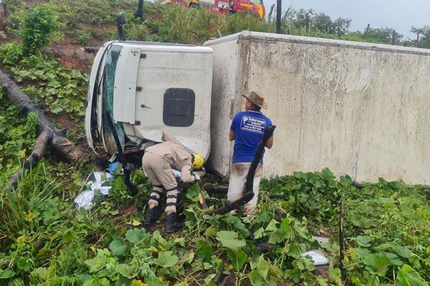 Motorista de caminhão morre após veículo sair de pista e tombar na BR-153