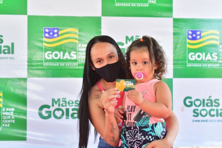 Governo inicia entrega de cartões do Mães de Goiás para mais 30 mil famílias