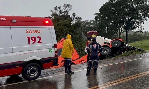 SAMU socorre a condutor de carreta após saída de pista na GO-080 em Jaraguá