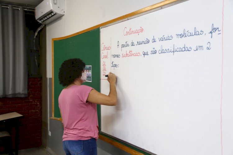 Governo de Goiás anuncia pagamento de novo piso salarial para professores