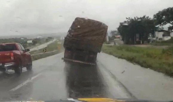 Caminhão com carga torta é apreendido pela Polícia Rodoviária Federal na BR-153