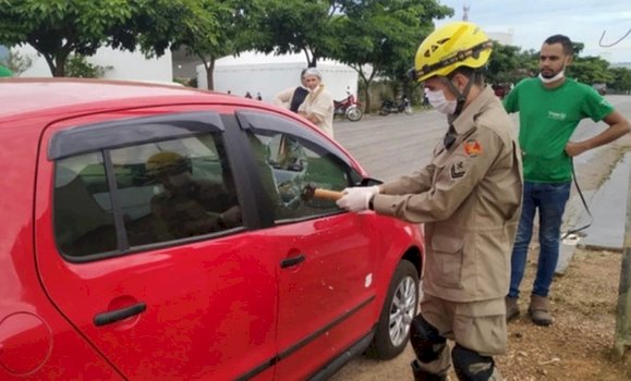 Bebê de 6 meses fica preso dentro de carro e é resgatado por bombeiros em Goianésia