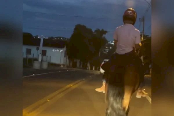 Vídeo: jovem usa capacete enquanto anda a cavalo em Jaraguá, Goiás