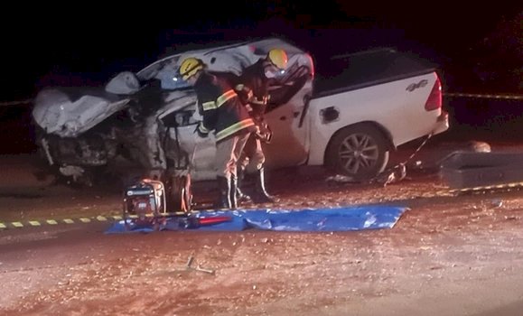 Idoso morre após colidir Toyota Hilux com caminhão na GO-154 em Santa Terezinha