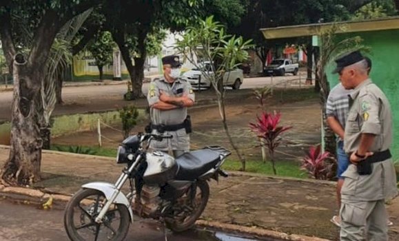 Em Goiás: Motociclista é autuado em flagrado pela PM empinando moto