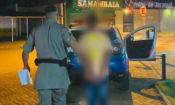 Em Jaraguá homem bate na esposa, tentar passar por cima dela, foge e sofre acidente