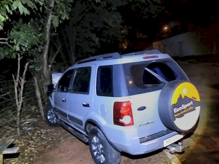 Em Goiás: Motorista fica em estado grave após bater contra poste