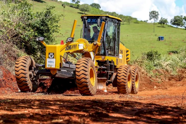 As ações de manutenção das estradas vicinais acontecem de forma simultânea em várias regiões do nosso município