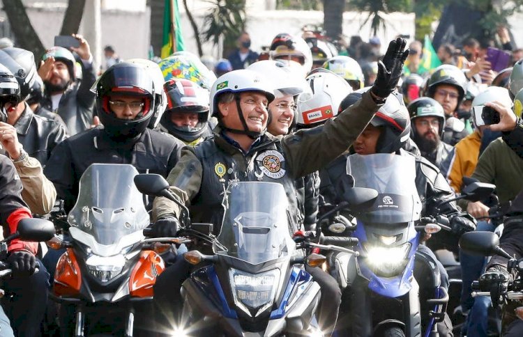 Presidente Bolsonaro arrasta multidão em motociata organizada pelo grupo ''Acelera Para Cristo'', nesta Sexta da Paixão, em São Paulo