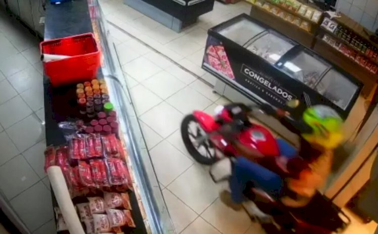 EXCLUSIVO - Em Goiás: Motociclista invade açougue e rouba cerca de R$ 350 em carnes