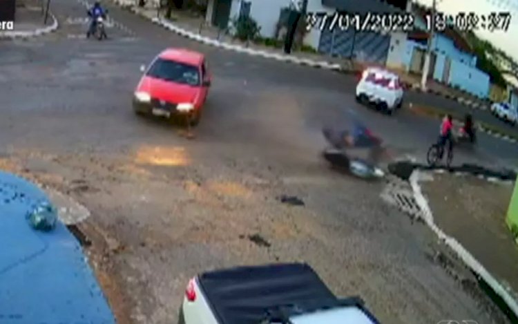 Ciclista é arremessado e gira no ar após ser atingido por moto que se envolveu em acidente com carro, em Itaberaí