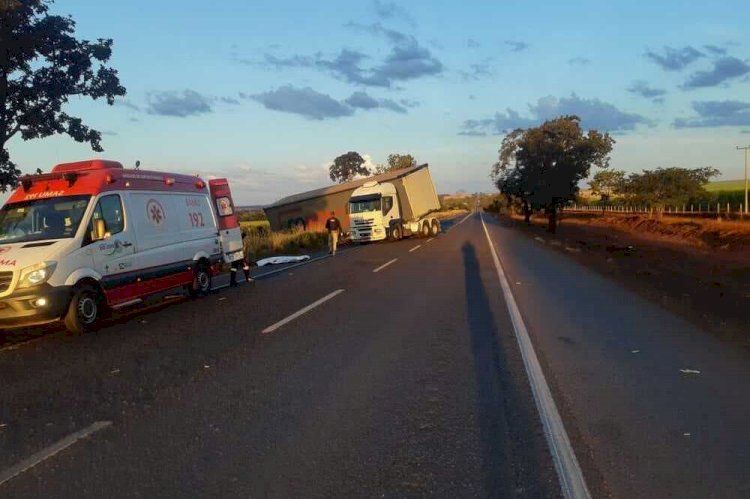 Homem morre após ser atropelado por própria carreta durante conserto, em Goiás