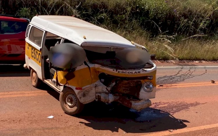 Acidente com Kombi escolar mata estudante e motorista na GO-118