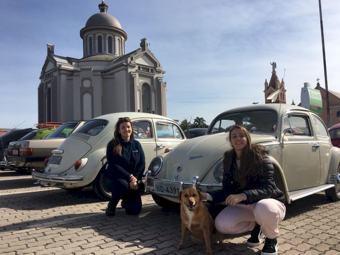 Homenagem a Jesse Koz mobiliza amantes de cães e carros antigos em Farroupilha