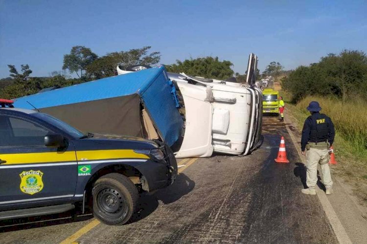 Caminhão tomba e deixa BR-153 totalmente interditada em Nova Glória