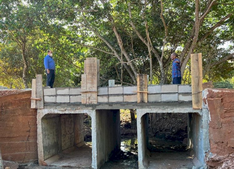 Construção de ponte de concreto avança na zona rural de Ceres