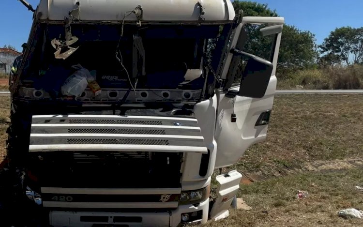 Em Goiás: Criança morre após pai desviar de carros para evitar acidente e caminhão tombar na BR-153, diz PRF