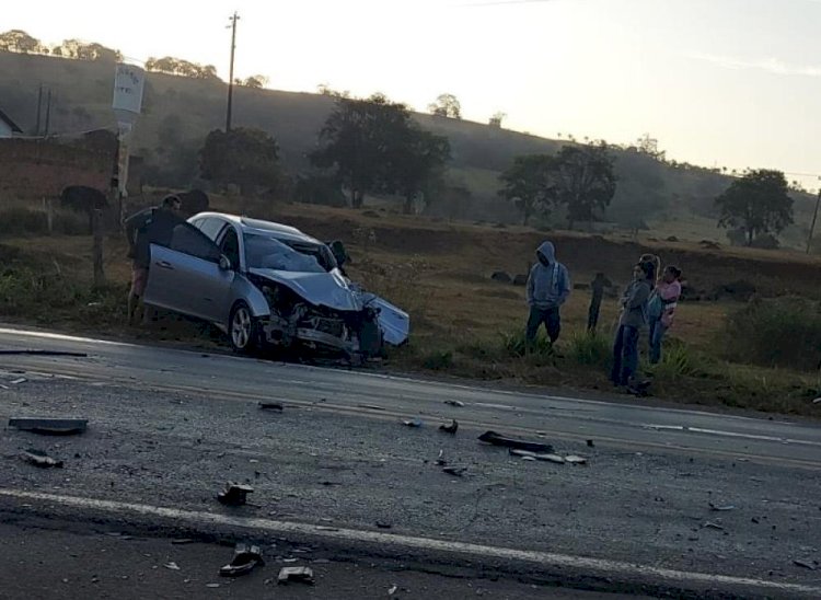 Duas pessoas ficam feridas em acidente envolvendo uma carreta e um veículo de passeio, na BR-153 em Rialma