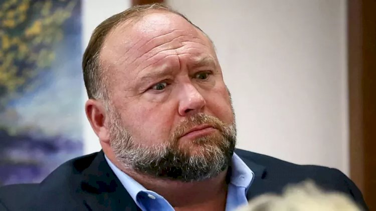 Alex Jones, radialista que propagou fake news sobre massacre em escola, é condenado a pagar mais de R$ 250 milhões