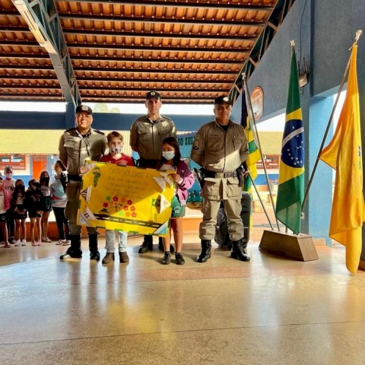 Crianças da Escola Municipal Pequeno Príncipe em Ceres fazem homenagem ao Dia do Soldado