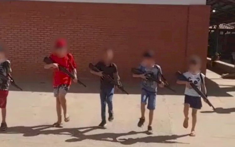 Em Goiás: Diretora de escola onde crianças marcham e empunham réplicas de armas é exonerada da função