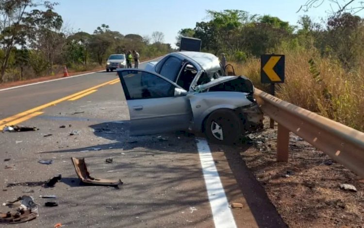 Acidente parte carro ao meio e deixa dois mortos na GO-320