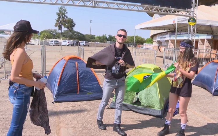 Fãs de Guns N’ Roses acampam na porta do Estádio Serra Dourada um dia antes do show para conseguir ver ídolos de perto