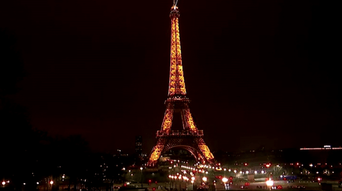 Torre Eiffel apagada mais cedo e pub à luz de velas: como crise de energia afeta turismo na Europa
