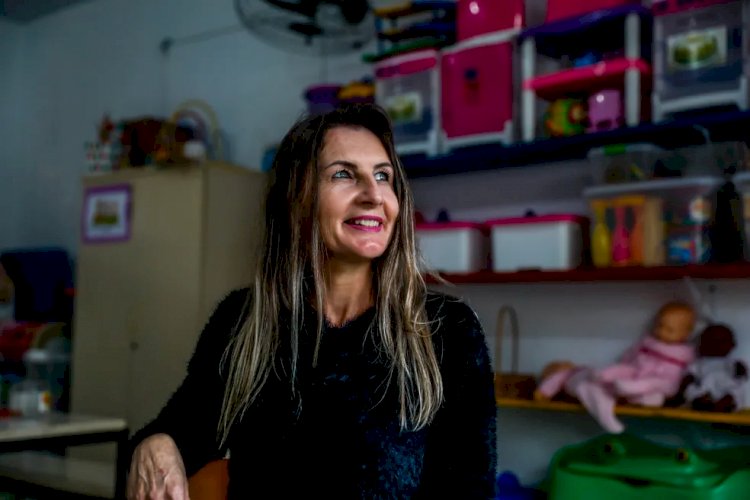 'Educação mudou minha vida', diz mulher que voltou a estudar para ser professora após trabalhar com faxina em escola