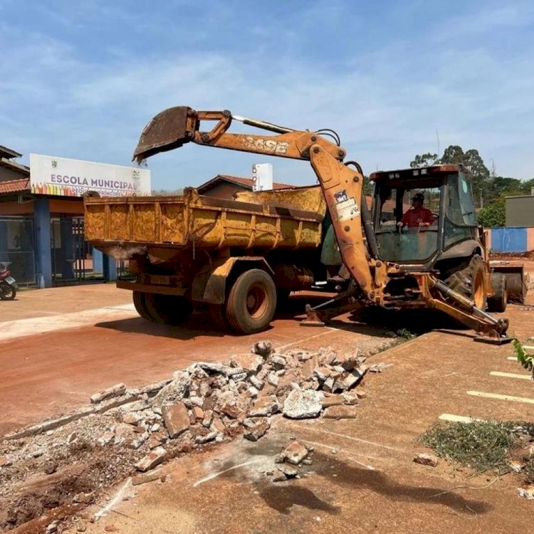 Prefeitura de Ceres faz pavimentação das calçadas no entorno da escola municipal pequeno príncipe