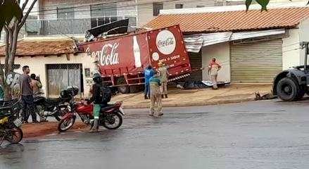 Em Goiás: Caminhão perde o freio, derruba poste e invade casa