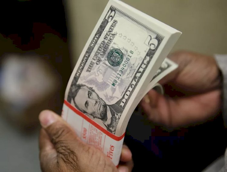 Dólar fecha em queda, mas tem maior alta semanal desde junho de 2020