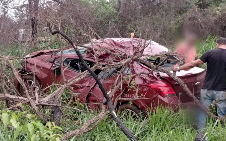 Em Goiás: Mulher morre após perder controle da direção e bater em árvores na BR-158