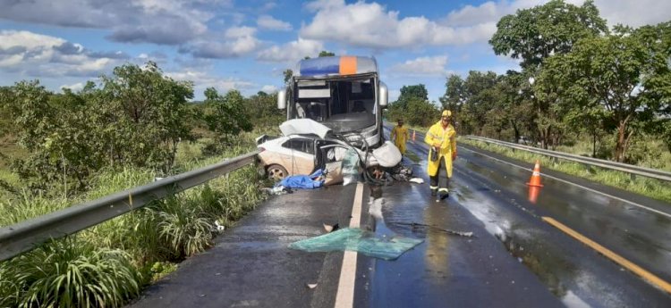 Cinco pessoas morrem e outras cinco ficam feridas em colisão entre ônibus e carro na BR-020, em Goiás