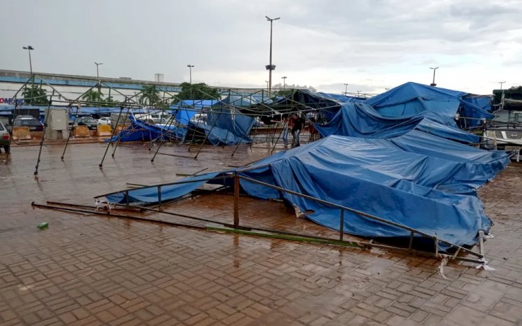 Chuva com granizo derruba barracas da Feira Hippie e tapume de obra de shopping