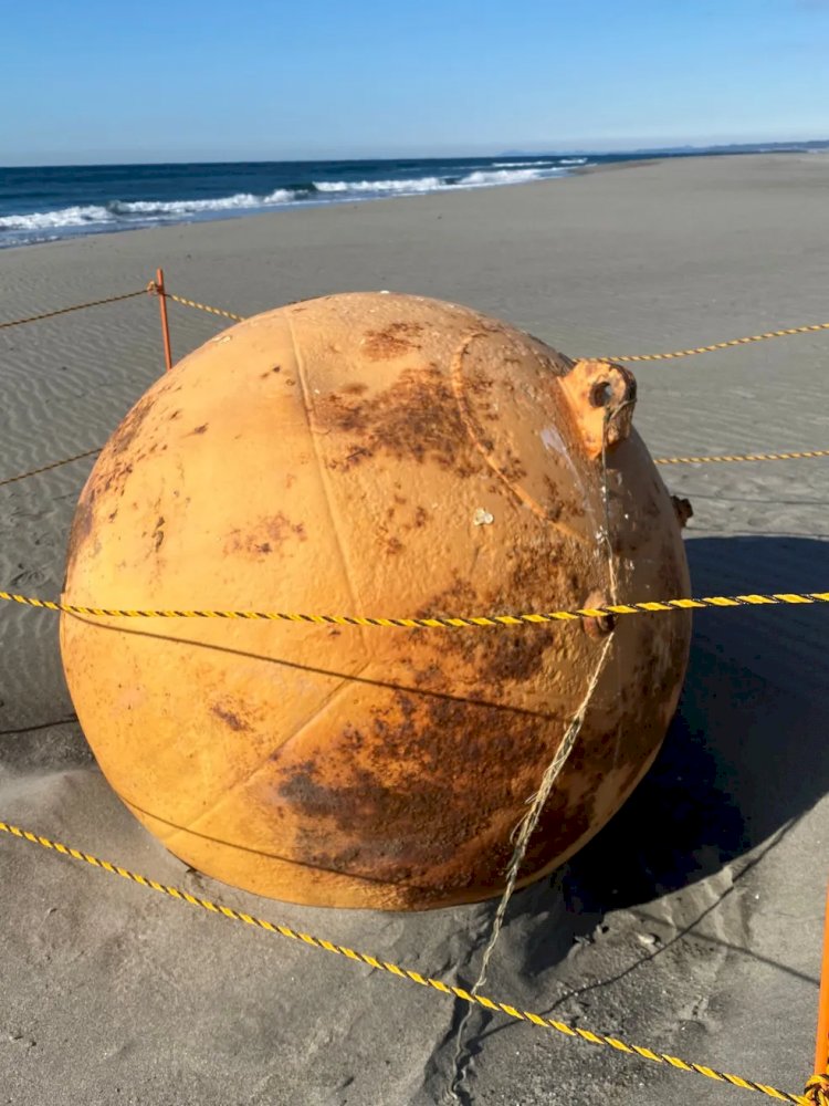 Esfera de ferro na areia da praia intriga o Japão