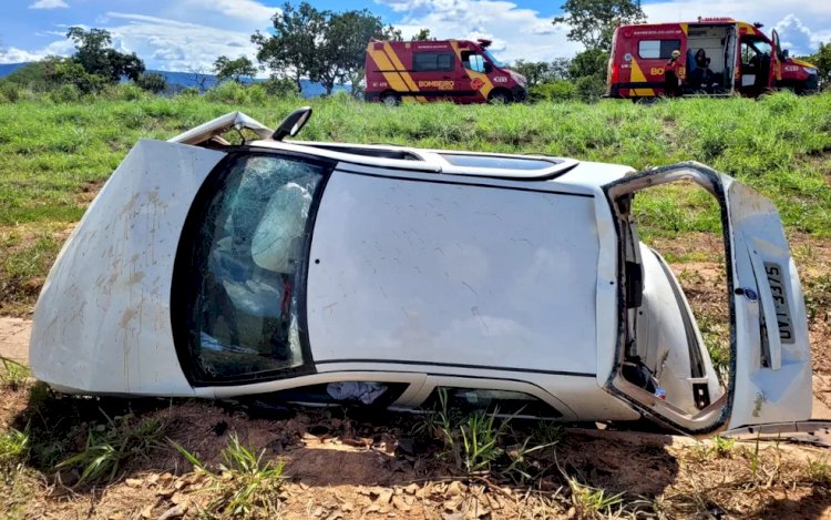 Em Goiás: Dois idosos morrem e três pessoas ficam feridas após carro capotar