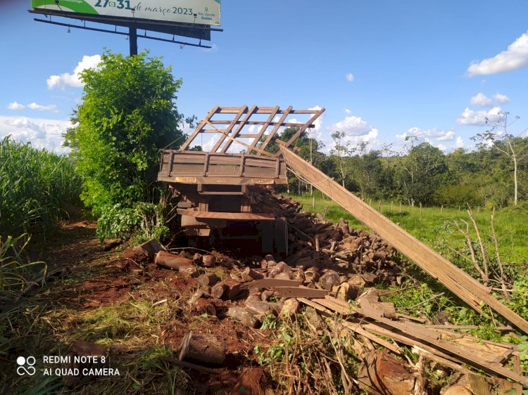 Em Goiás: Idoso pula de caminhão em movimento e é atropelado e morto pelo próprio veículo