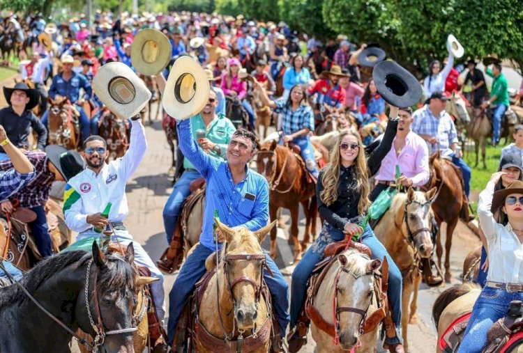 Cavalgada reúne centenas de amazonas e cavaleiros em Ceres