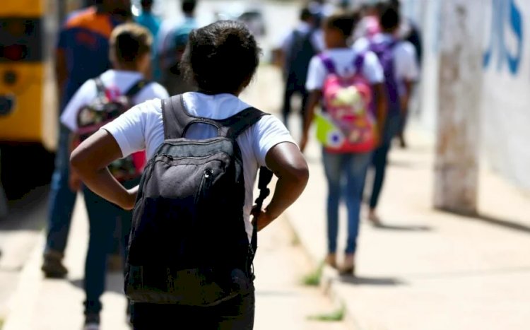 Defensoria pede suspensão de ordem que proíbe uso de mochilas em escolas de Goiânia