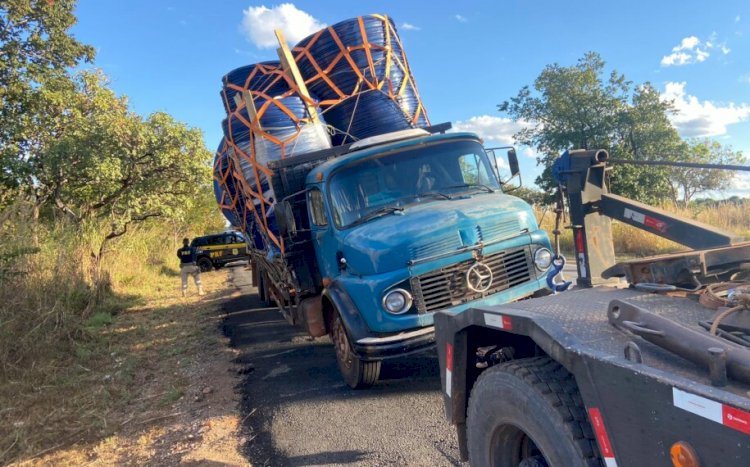 Caminhão em risco de tombamento é apreendido em Porangatu